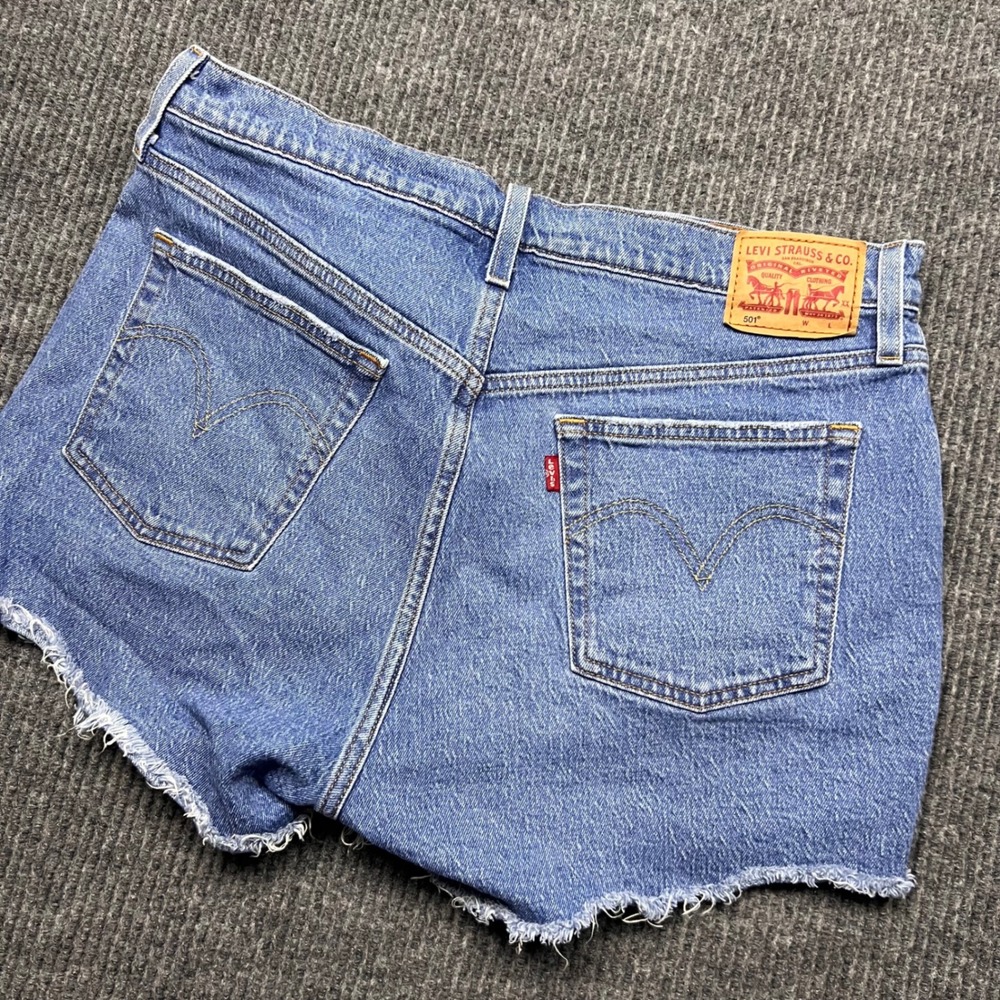 Levis 501 Original High Rise Cut Off Denim Shorts Medium Wash tattered Womens 32 - Picture 2 of 8